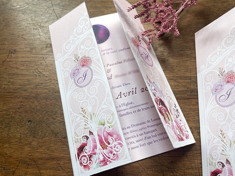 Mise en scène romantique faire-part mariage rose poudré sur table décorée