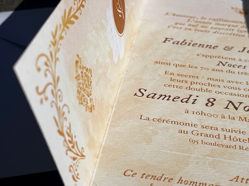 Détails de cérémonie renouvellement de noces avec motifs floraux dorés et informations pratiques élégantes