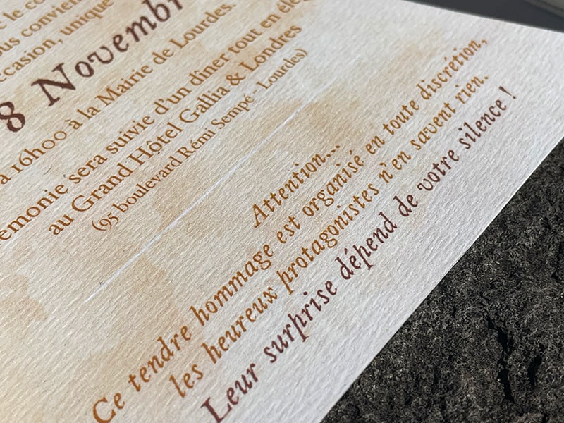 texte personnalisé faire-part renouvellement de noces avec typographie dorée élégante sur papier texturé