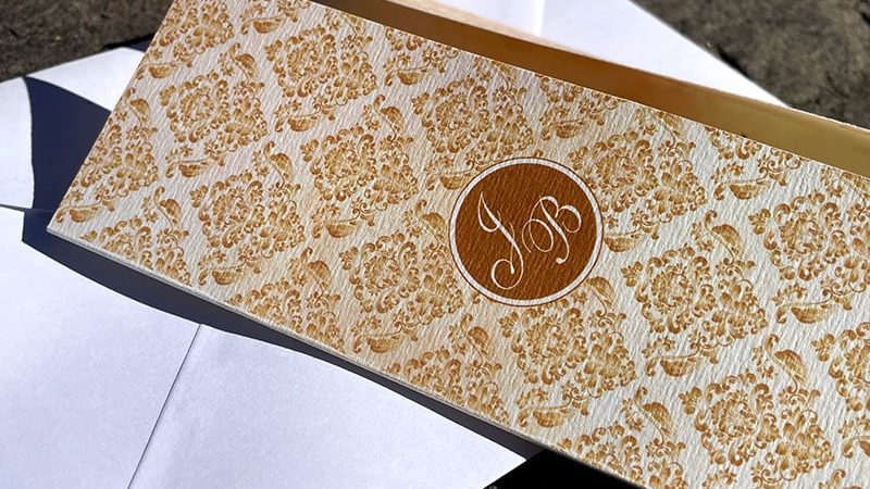 faire-part renouvellement de noces élégance dorée avec motifs floraux baroques et monogramme personnalisé