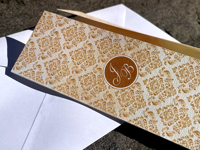 faire-part renouvellement de noces élégance dorée avec motifs floraux baroques et monogramme personnalisé