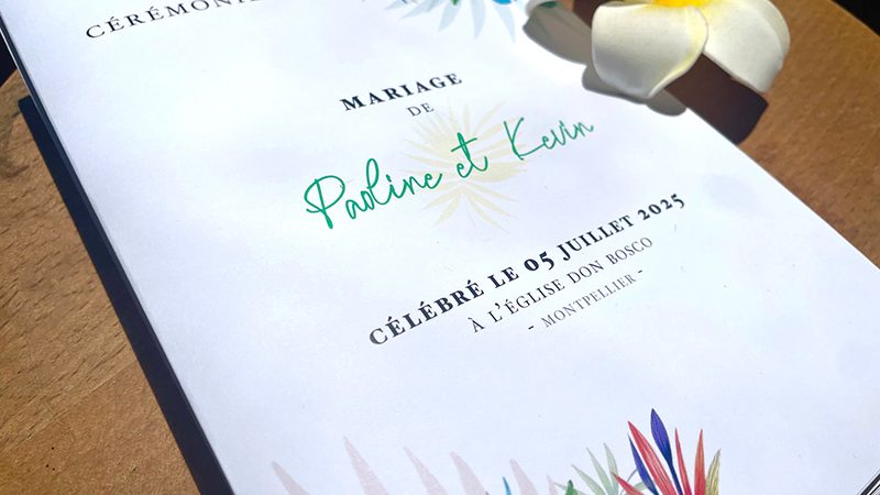Livret de cérémonie de mariage tropical et exotique – couverture illustrée de feuillages et fleurs colorées