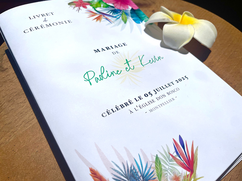 Livret de cérémonie de mariage tropical et exotique – couverture illustrée de feuillages et fleurs colorées