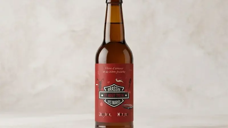 Mise en situation d'une bouteille de bière avec étiquette personnalisée thème mariage rockabilly et musique rock