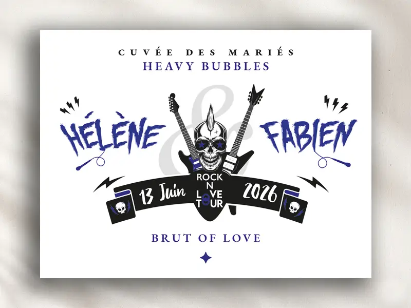Gros plan sur l'étiquette de champagne Heavy Bubbles montrant les détails : tête de mort punk, guitares électriques et typographie rock bleue