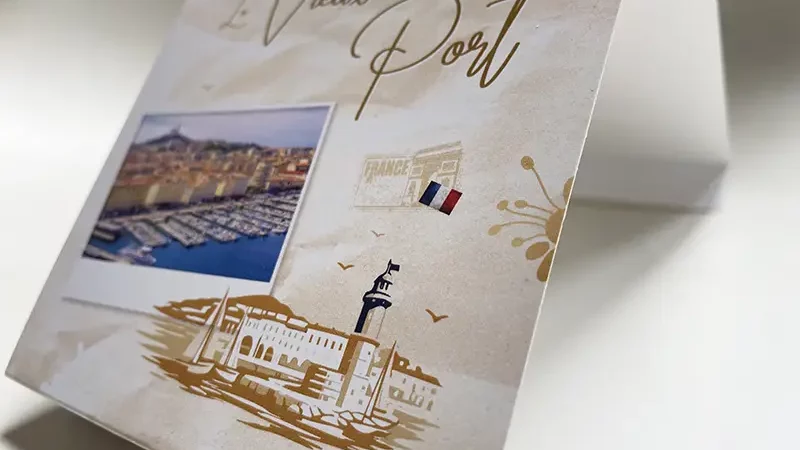 Illustration de centre de table de mariage représentant le Vieux-Port de Marseille