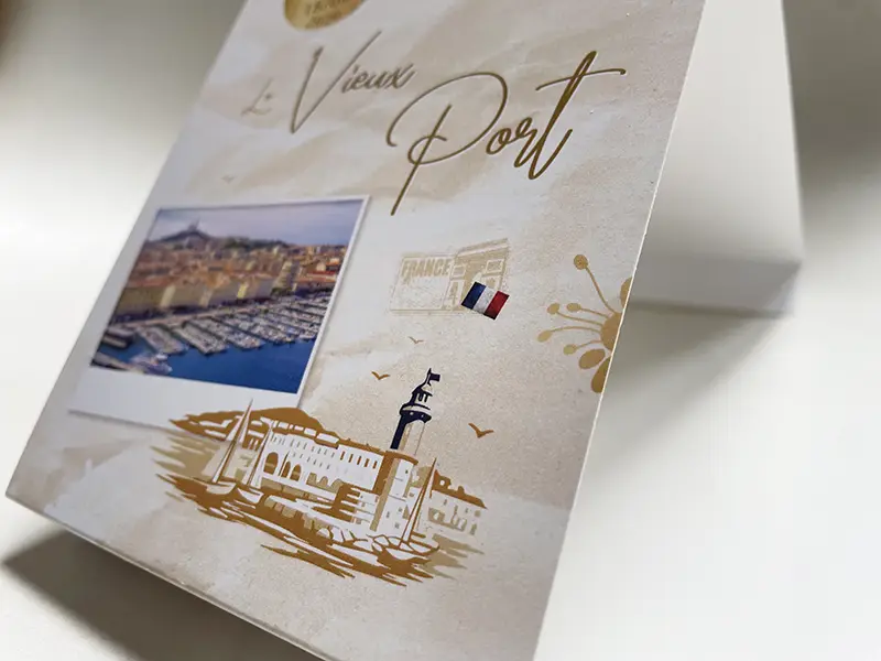 Illustration de centre de table de mariage représentant le Vieux-Port de Marseille