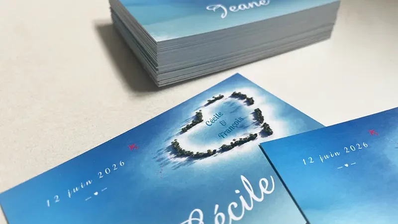 Visuel à plat du marque-place de mariage personnalisé avec une île paradisiaque en forme de cœur et mer turquoise