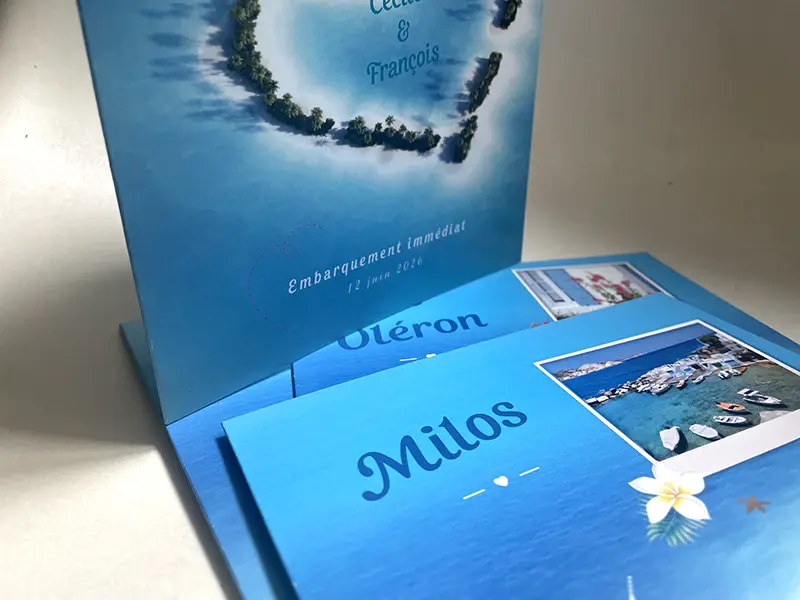 Détail d’un centre de table mariage thème mer et voyage avec illustration d’île cœur tropicale