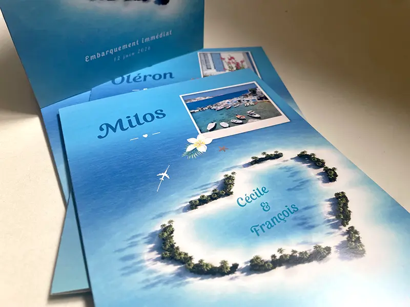 Collection de centres de table mariage thème voyage personnalisables avec destinations îles et mer turquoise