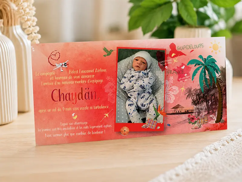 Modèle de faire-part naissance thème îles et voyage de couleur rouge avec illustration de palmier, plage exotique et colibri
