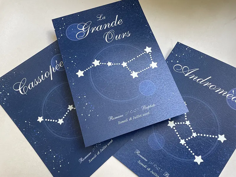 Carte de table bleu nuit avec l'illustration blanche de la constellation de la Grande Ourse