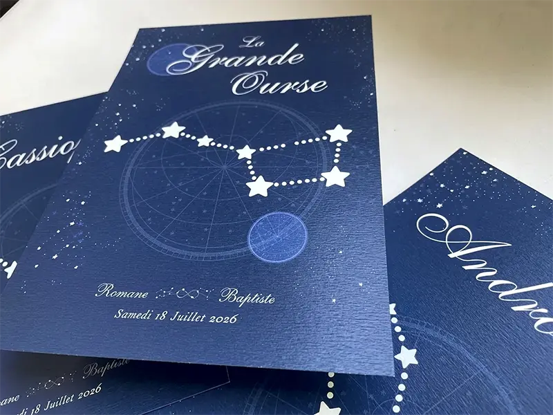 Carte de table bleu nuit avec l'illustration blanche de la constellation de la Grande Ourse